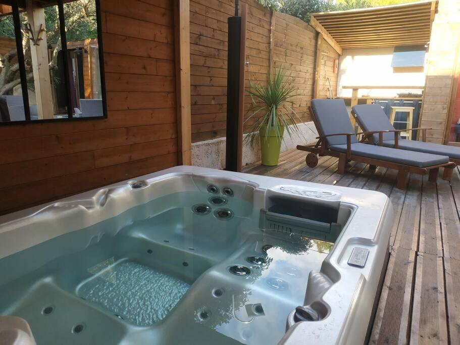 ラシオタStudio Jacuzzi Prive A 8 Min A Pied De La Plageアパートメント エクステリア 写真