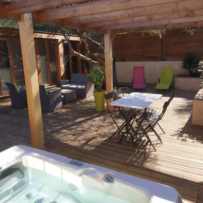 ラシオタStudio Jacuzzi Prive A 8 Min A Pied De La Plageアパートメント エクステリア 写真