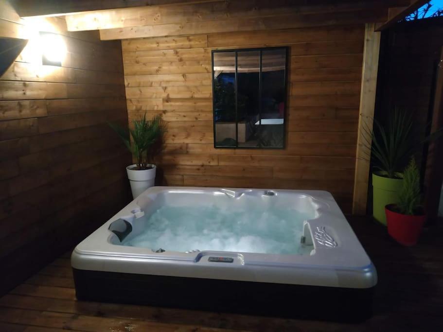 ラシオタStudio Jacuzzi Prive A 8 Min A Pied De La Plageアパートメント エクステリア 写真