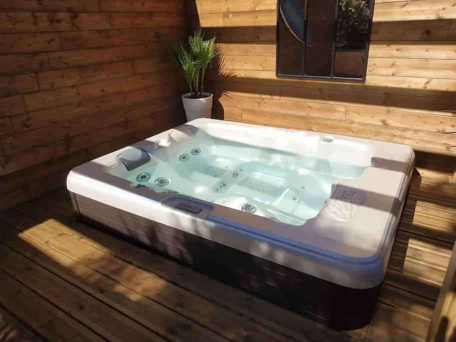 ラシオタStudio Jacuzzi Prive A 8 Min A Pied De La Plageアパートメント エクステリア 写真