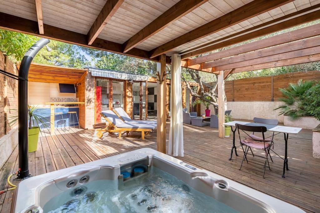 ラシオタStudio Jacuzzi Prive A 8 Min A Pied De La Plageアパートメント エクステリア 写真